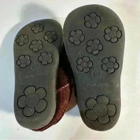 GENUINE KIDS FROM OSHKOSH GIRL SHOES 5 BROWN SUEDE MARY JANES W/FLOWERS - Picture 5 of 9